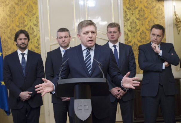 A kormányfőtől a hivatalnokokig. A bűnbánók egyre több nevet emlegetnek a Smer környezetéből