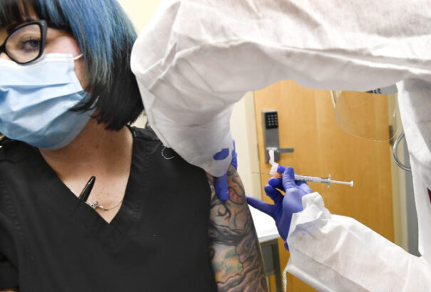 A szakértők szerint Nagy-Britannia népességének beoltása egy évig tarthat