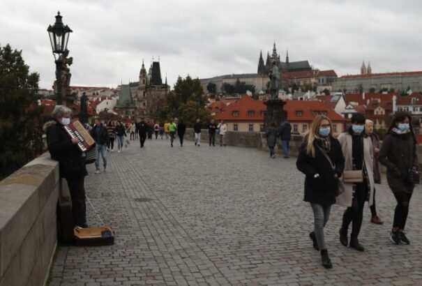 Csehországban csaknem 8 000 új fertőzöttet regisztráltak