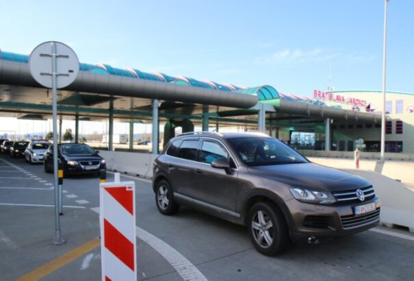 Életbe lépett az új rendelet, amit (néhány napig) nem fognak betartatni – Az ingázók is negatív vírusteszt kötelesek