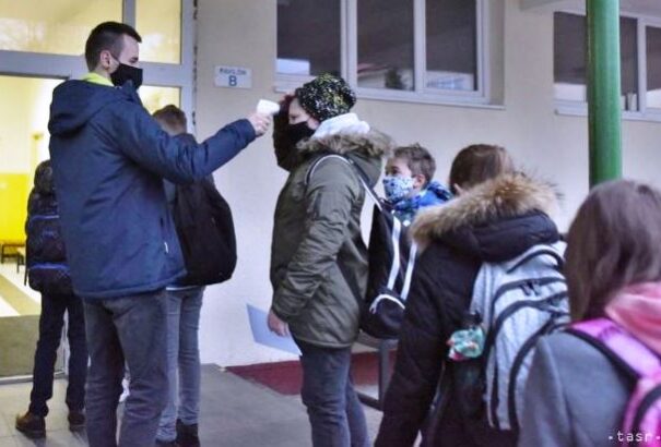 Iskolaügy: A diákok 17,3 százaléka tanul távúton, beoltva 27 százalékuk van