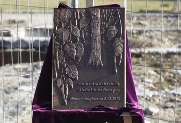 Eperjesi gázrobbanás: Emléktáblaavatással emlékeztek ez egy évvel ezelőtti tragédiára