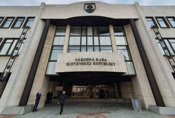 Polis-felmérés: vezet a Hlas, parlamenti küszöb felett az MKP