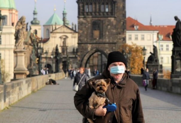 Romlik a járványügyi helyzet Csehországban. A kormány hétfőn fog tárgyalni az óvintézkedések szigorításáról