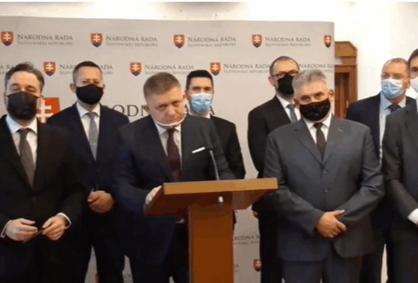 Ficot a Gorilláról és Haščákról kérdezték. Bedühödött és távozott a sajtótájékoztatóról