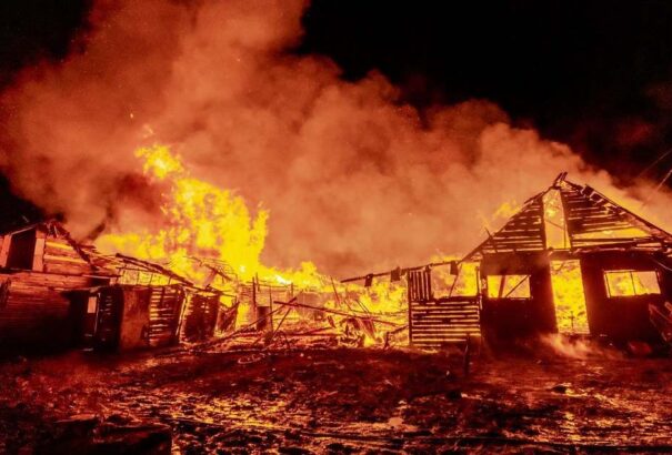 Lángok martaléka lett a csíksomlyói romatelep (videó)