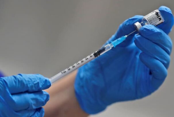 A brit kormányt az oltási terve, az uniós döntéshozókat a beszerzési politikája miatt támadják