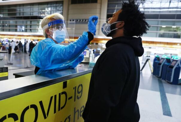 Az USA legnyüzsgőbb városaiban már terjed a koronavírus új variánsa