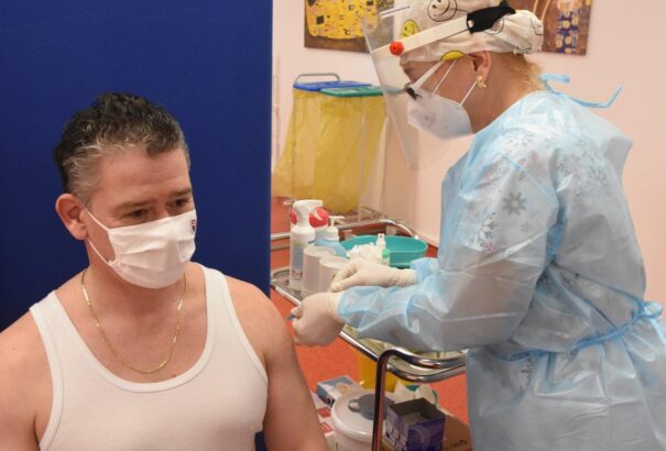 A pozsonyi Szent Mihály Kórházban megkezdődött a COVID-19 elleni oltás. Mikulecot oltották be elsőként