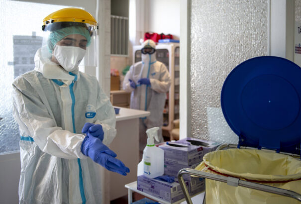 Koronavírus Magyarországon – Meghalt 61 beteg, 1307-tel nőtt a fertőzöttek száma