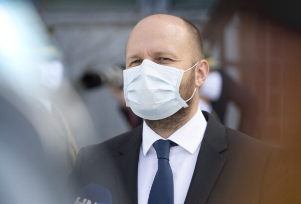 A védelmi miniszter kigyógyult a koronavírusból. Ismét munkába áll