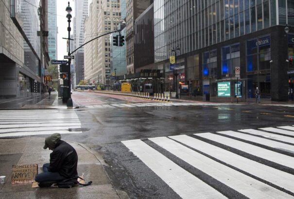 Oxfam: Míg a leggazdagabbak vagyona százmilliárdokkal nőtt, a járvány frontvonalában dolgozók nem tudják fizetni a számlákat