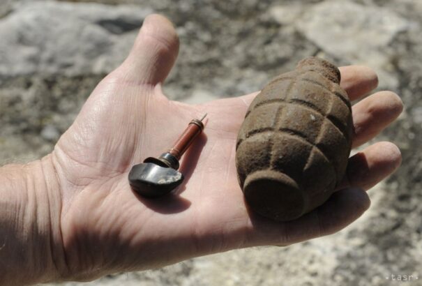 Egy 71 éves nyugdíjas kézigránátot dobott három munkásra, akik az áramot akarták nála kikapcsolni