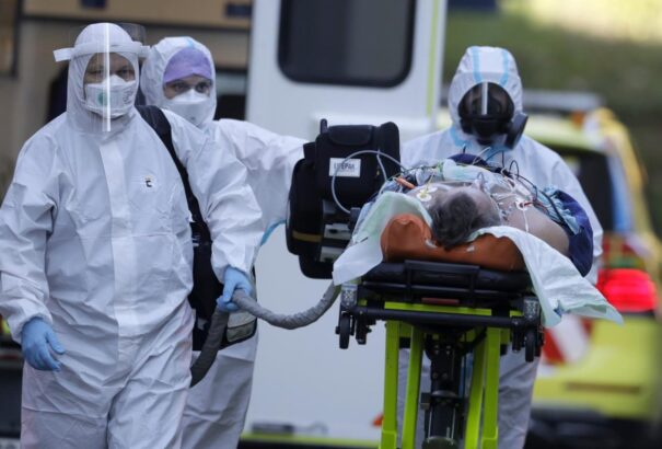 Válságos a helyzet Nyitrán, totális lockdownt követelnek a kórházi alkalmazottak