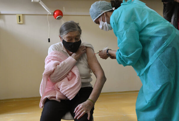 Megkezdődött az oltás a szociális otthonokban