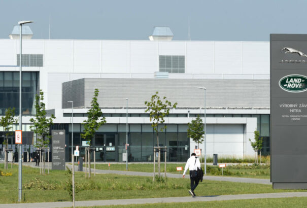 Felére csökkent a pozitív esetek száma a nyitrai Jaguar Land Rover autógyárban