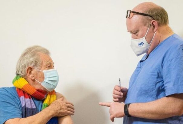 A hírességek és a politikusok is azt kérik, hogy higgyünk a vakcinában. Tom Jones, Biden, Ian McKellen és II. Erzsébet már túl vannak az oltáson