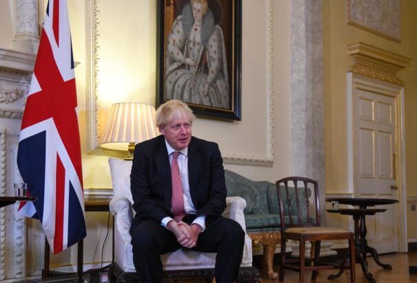 Boris Johnson: Több tízmillió oltás beadására van remény a következő hónapokban