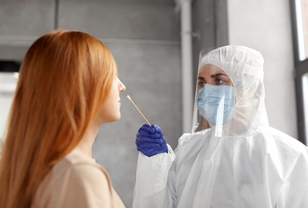 Az egészségbiztosító februártól havonta kétszer megtéríti a PCR-teszt árát