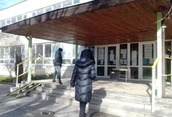 Komáromban külön tesztelhetnek az iskolások szülei a hétvégén