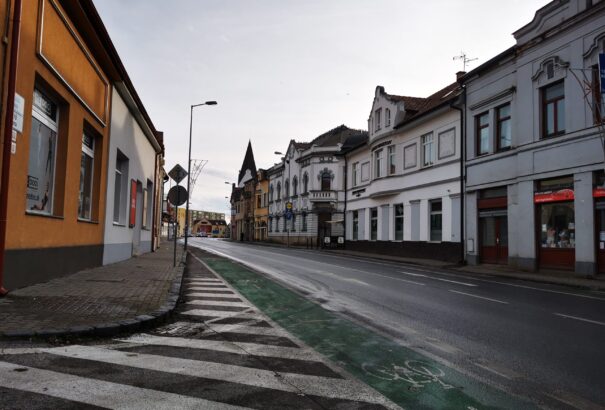 Elcsendesedett utcák, utak Dunaszerdahelyen – Képekkel