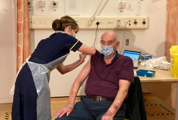 Lépünk egyet előre vakcinázás terén: kezdődhet a 75 év felettiek tömeges oltása