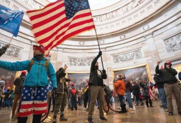 Kiszorították a Trump-párti tüntetőket a Capitoliumból, egy civil meghalt, több rendőr kórházba került