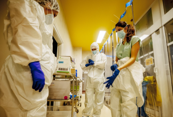 Csehországban a járvány második hulláma alatt segédkező medikusoknak a fizetésük 30%-át vissza kell fizetniük