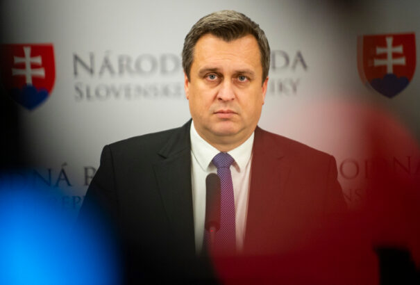 A Szlovák Nemzeti Párt elnöke szeretné, ha szélsőbaloldali politikusok oktatnák a Rendőrakadémia hallgatóit