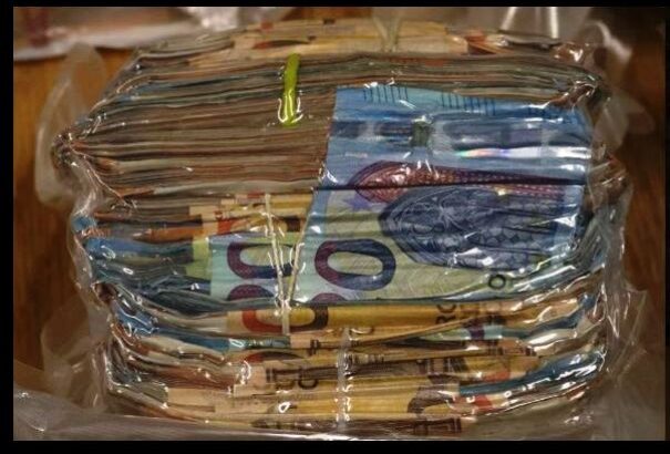 Írországban elfogtak egy cseh kamionost. 1 millió euró volt nála készpénzben