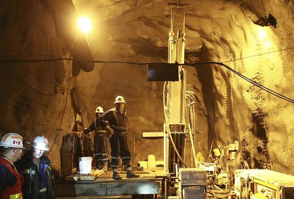 Kimentettek tucatnyi bányászt a Kelet-Kínában berobbant aranybányából