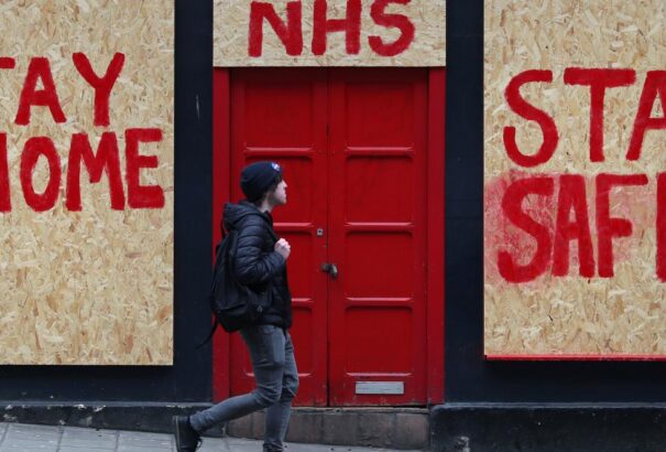 Elfogyott az angolok fegyelme, fittyet hánynak a korlátozásokra Nagy-Britanniában