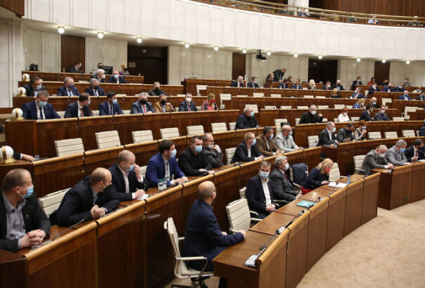 Folytatódik a parlament ülése az 500 eurós járványutalványokról