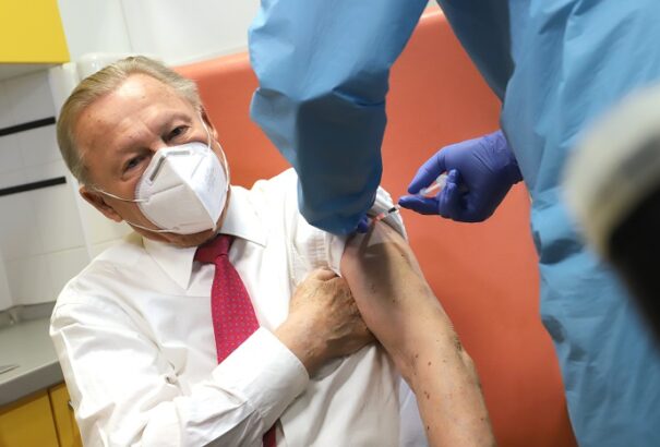 Rudolf Schuster volt államfő: Az értelmiségiek között is sok a vírustagadó és az oltásellenes