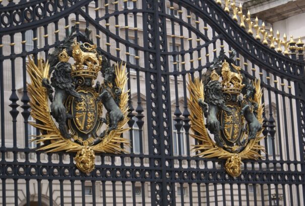 Az eBay-en adta el a királyi vagyontárgyakat a Buckingham palota alkalmazottja