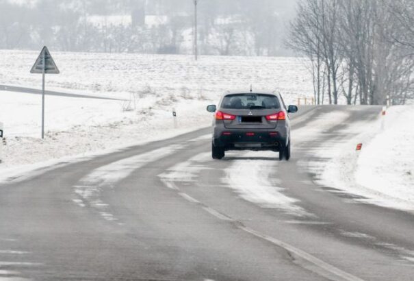 Csökkent látási viszonyokra és csúszós utakra számítsanak az autósok a szlovákiai közutakon