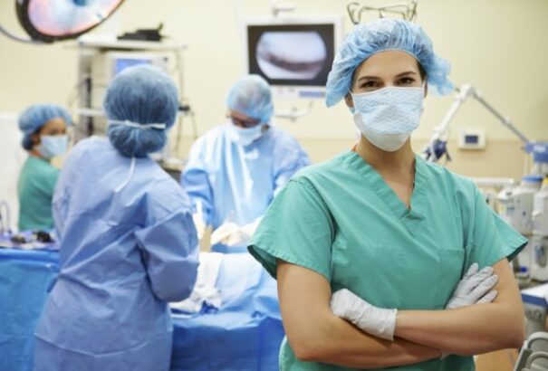 A nővéreket a rendelőkből az élvonalba helyezik át. Az ellenzéki politikus vezette kamara szerint tiszteletlenül, rendőri kísérettel