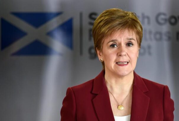 Skócia éjféltől országos lezárást vezet be