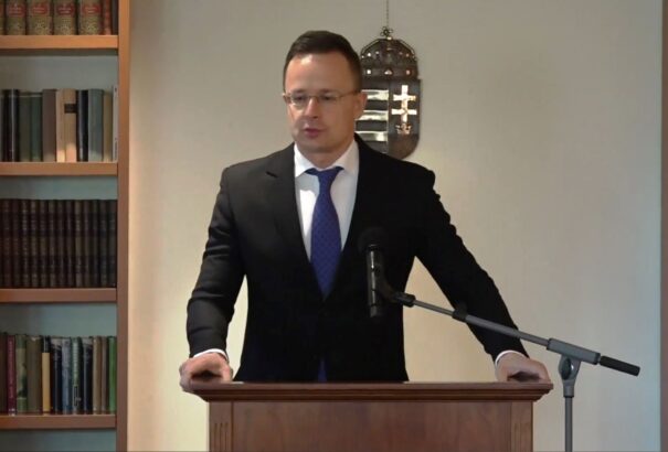 Alig két hét alatt 680 ezer adag orosz vakcina érkezik Magyarországra