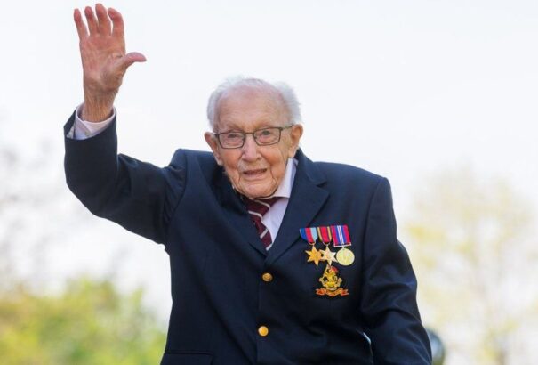 Elhunyt az egészségügynek 33 millió fontot gyűjtő 101 éves brit veterán