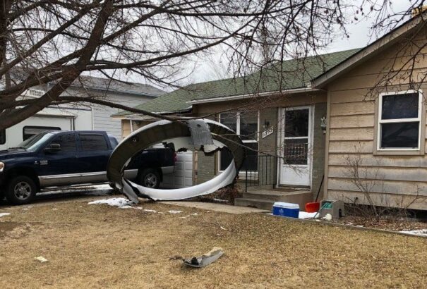 Felrobbant az utasszállító egyik hajtóműve, a darabjai a városra zuhantak