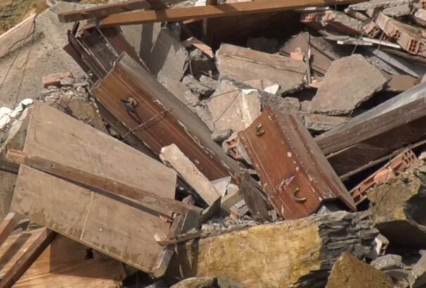 A tengerbe zuhant a festői szépségű olasz kisváros sírkertje