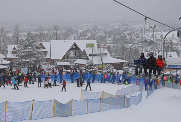 Lengyelek tízezrei lepték el Zakopanét. Az utcákon buliztak, ittak és verekedtek