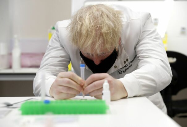 Július végére minden brit felnőtt megkaphatja az oltást