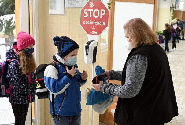 Jövő szerdán dönt a kormány az iskolai gargalizálós tesztekről