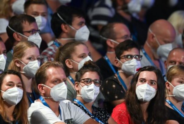 A kormány azt tanácsolja, hogy az üzletekben és a tömegközlekedésen FFP2-es típusú maszkot viseljünk