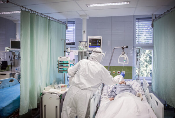 Koronavírus – Ha egy 60 éves betegnek lélegeztetőgépre van szüksége, 50 százalék esélye sincs a túlélésre