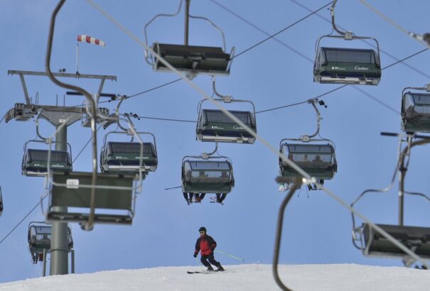 Az osztrák rendőrség több tucat külföldi turistára bukkant az egyik tiroli síközpontban