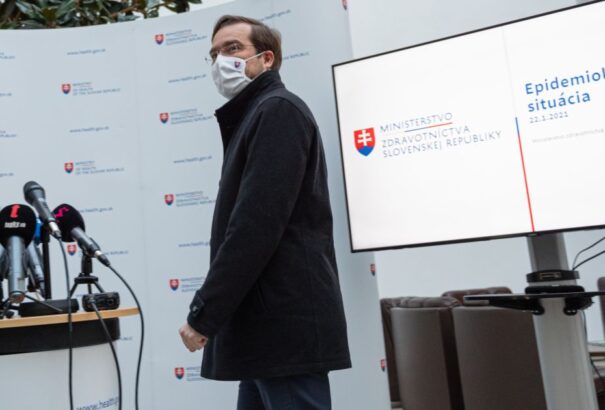 „Jelenleg csak 70 szabad lélegeztetőgépünk van” – Krajčí sajtó az aktuális járványhelyzetről