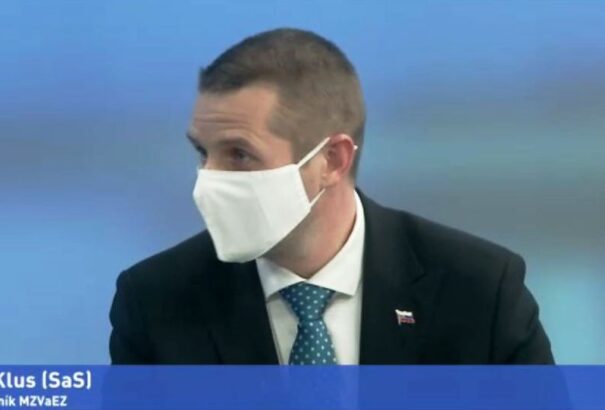 Klus elnézést kért, de tagadja, hogy biztonsági kockázatnak nevezte volna a magyarokat